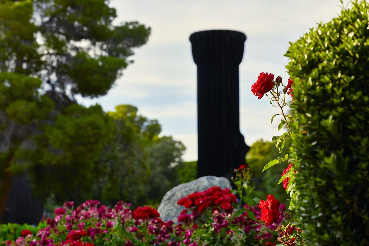 photo of the UNLV flashlight statue
